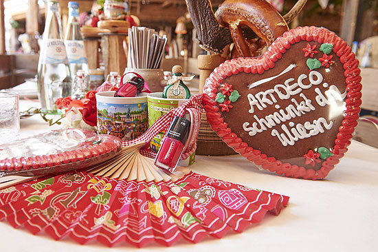 liebevoll und passend zum Thema ARTDECO schminkt die Wiesn die Tischedeko im Käferzelt©Fotos: Agency People Image Michael Tinnefeld